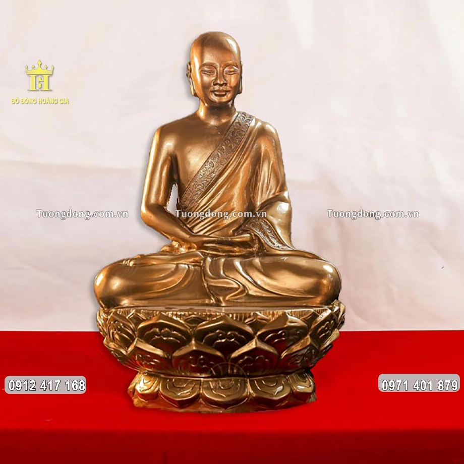 Ngài được đúc theo thế ngồi kiết già trên đài sen